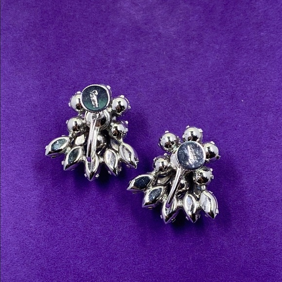 💛 Vintage Sherman Blue Crystal Flower Cluster Screw Back Earrings - Picture 3 of 5